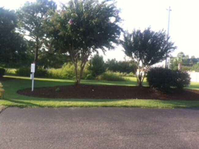 Foto del edificio - One Bedroom Condo for Rent – Mallard Creek...