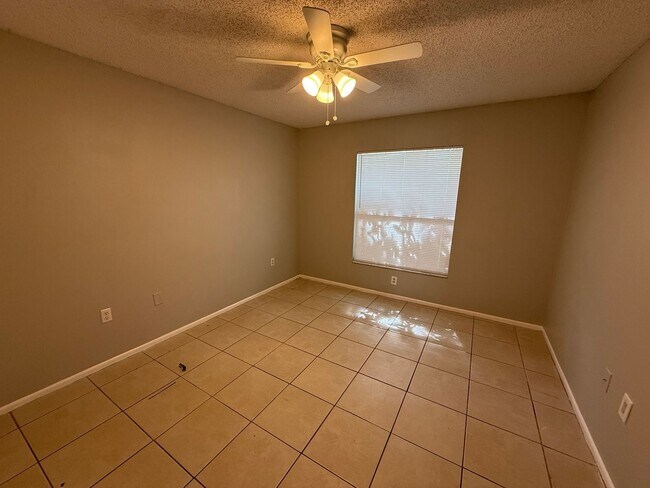 Building Photo - Centrally located 3/2 with 2 car garage. Pet friendly. Lawncare included.