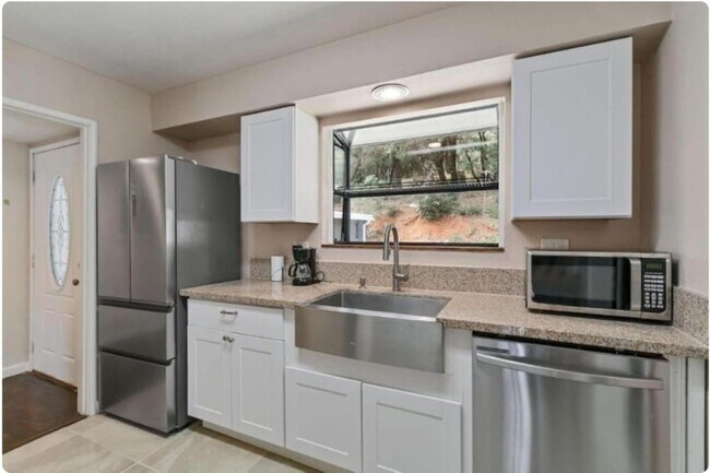 Foto del edificio - 15395 Lake Arthur Rd