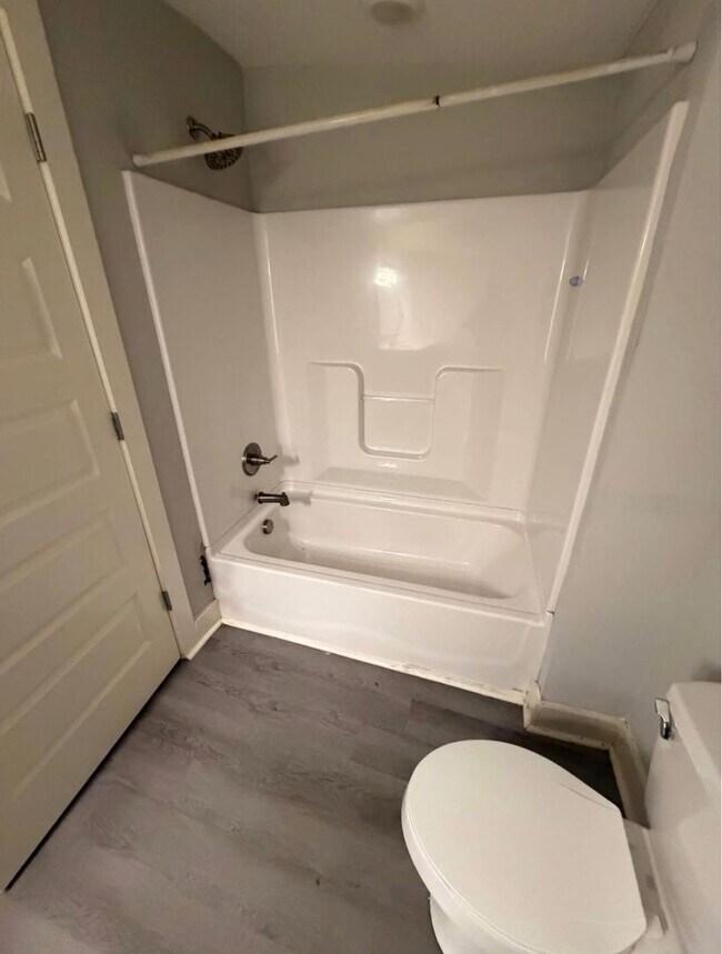 Foto del edificio - 4 Bedroom 2 Bathroom For Rent