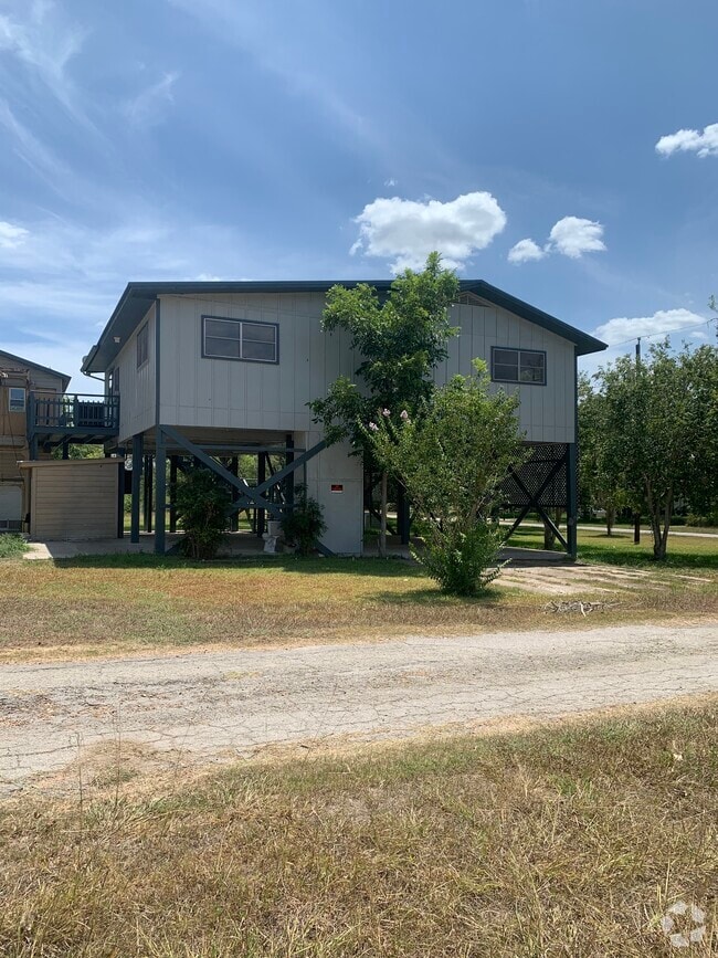 Loft Apartments For Rent in Cuero, TX 2 Rentals