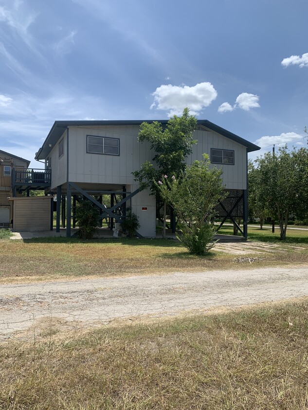 491 Crestview Dr, Cuero, TX 77954 House Rental in Cuero, TX