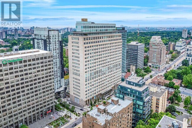 Photo du bâtiment - 111-111 St Clair Ave W
