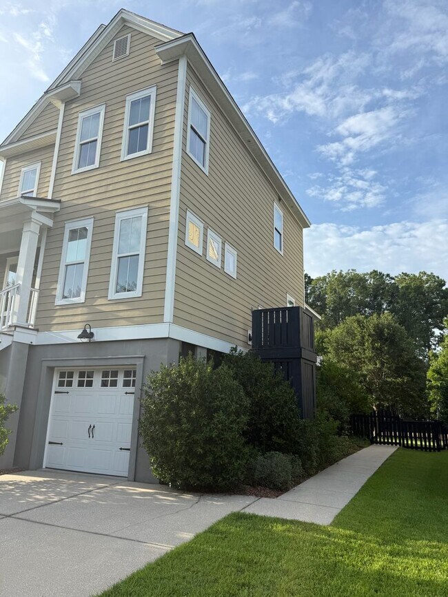 Building Photo - Available now. Amazing 4 BR/2.5 BA Home Available at Shellring at St Thomas Island!