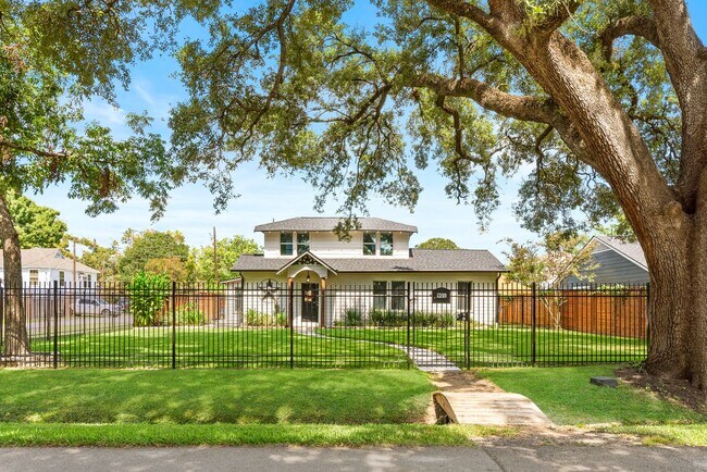 Foto del edificio - Bold Texas Style with Sleek Modern Finishes