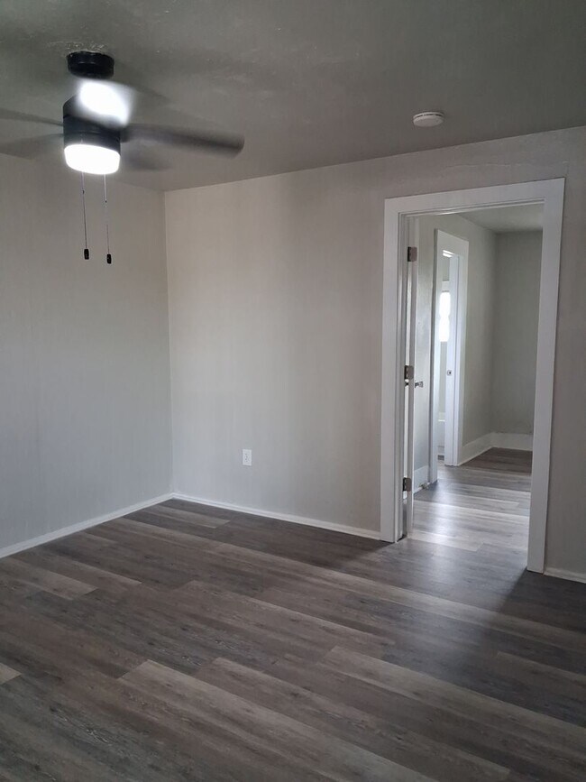 Foto del edificio - Cute Updated One Bedroom Near Park & Schools!  Pets Welcome!