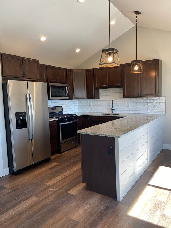 Foto del edificio - Three Bedroom Two and One Half Bath Duplex...
