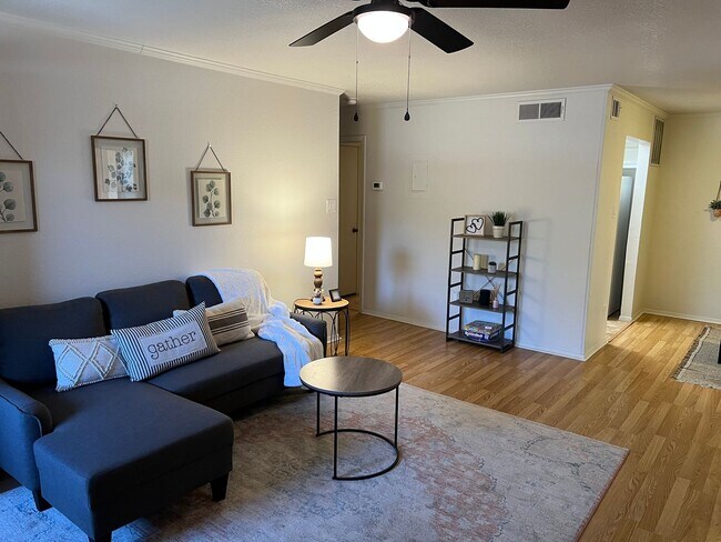 Foto del edificio - Wow! Private cozy corner upstairs home.