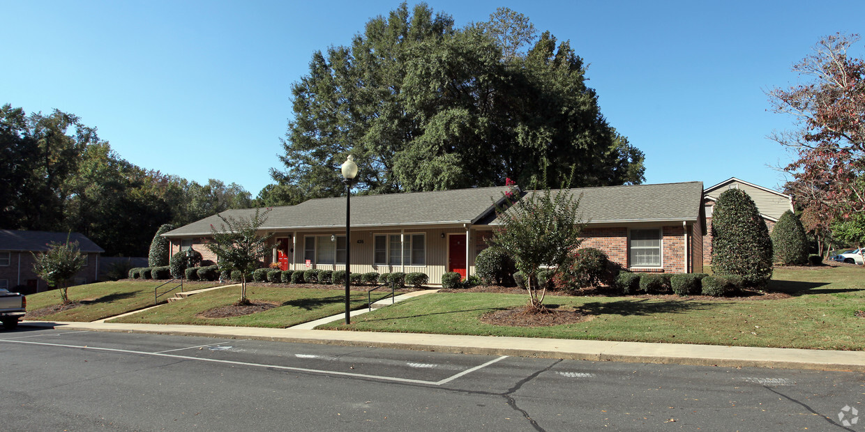 Building Photo - Woodhaven and Oakhaven Apartments