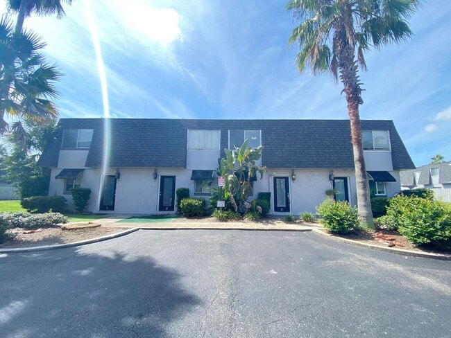 Building Photo - First months rent Half off! Beautiful 2/1.5 Condo in Orlando! New Carpet!