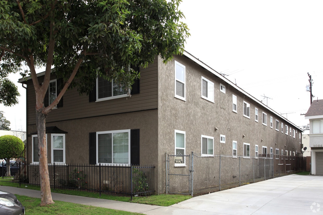 Building Photo - 1074 E 2nd St