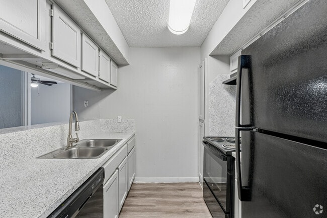 A2BR, 2BA - 1,040SF - Kitchen - Langham Creek Apartments