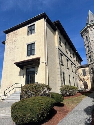 Building Photo - 201 Thorndike St