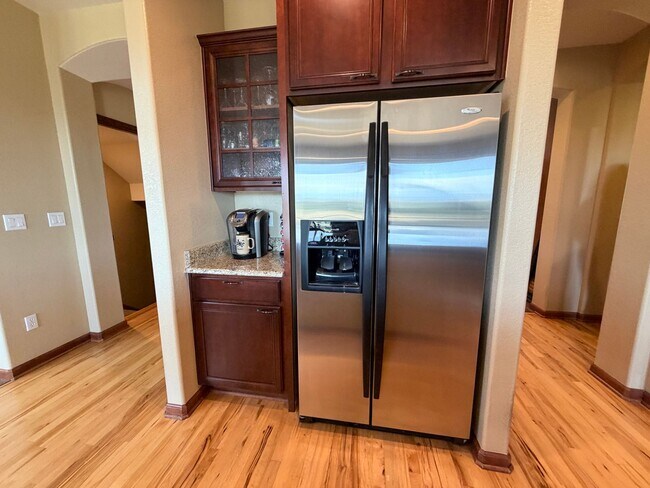 Foto del edificio - Luxury Furnished Executive Home with Entertainers Basement, Trex Deck & 3-Car Garage