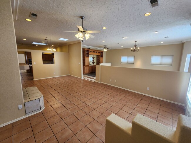 Foto del edificio - 600 Stone Canyon Dr