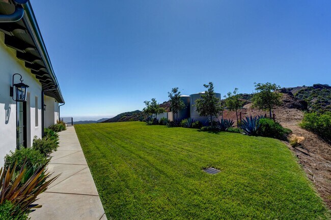 Building Photo - Ultra-Private 5Bed 6Bath Malibu Estate wit...