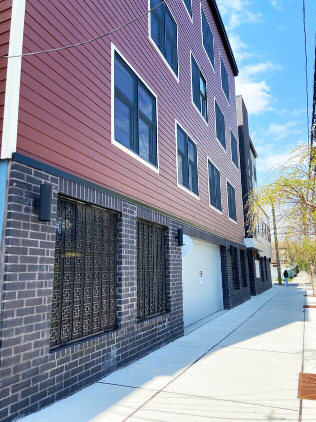 Building Photo - 195 Ave E