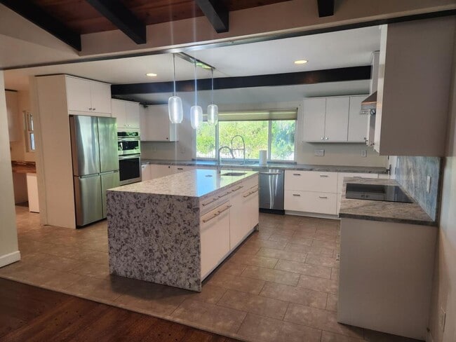 Foto del edificio - 9345 Golondrina Dr