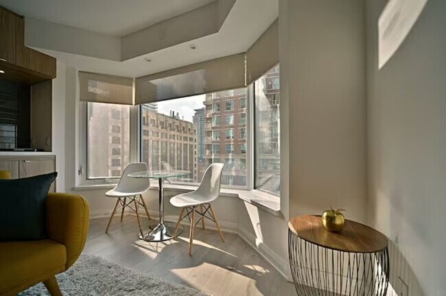 Photo du bâtiment - 155 Yorkville Ave