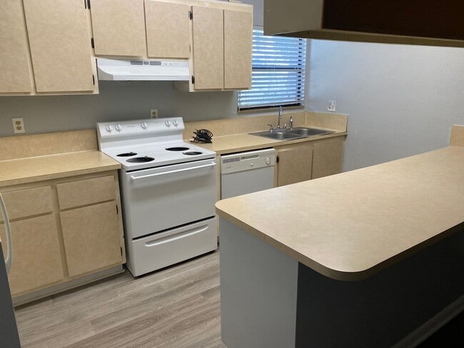 Building Photo - Location, location, location! 875 SF Unit-...
