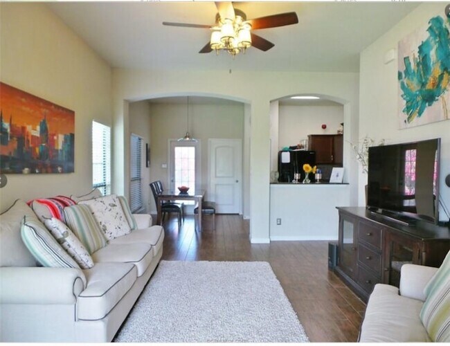 Foto del edificio - 2711 Silver Oak Dr