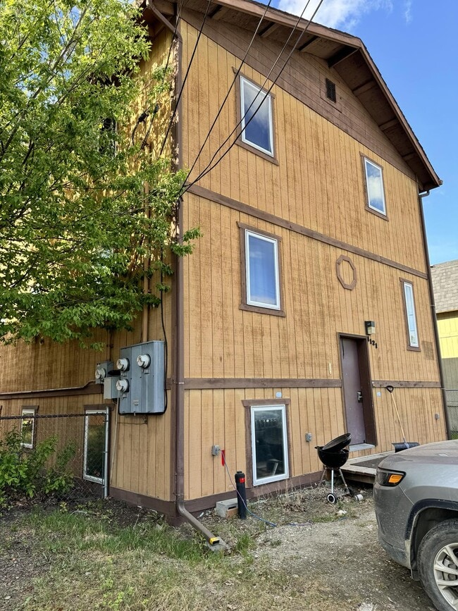 entry to building - 1121 20th Ave