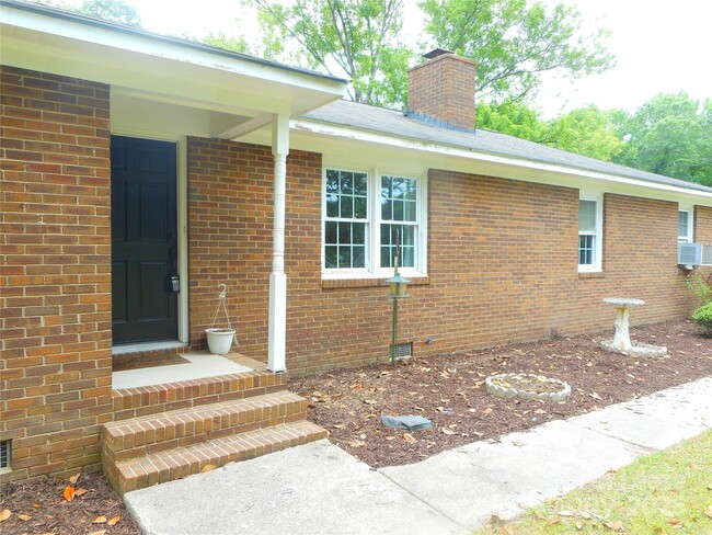 Foto del edificio - 733 Catawba Cir N