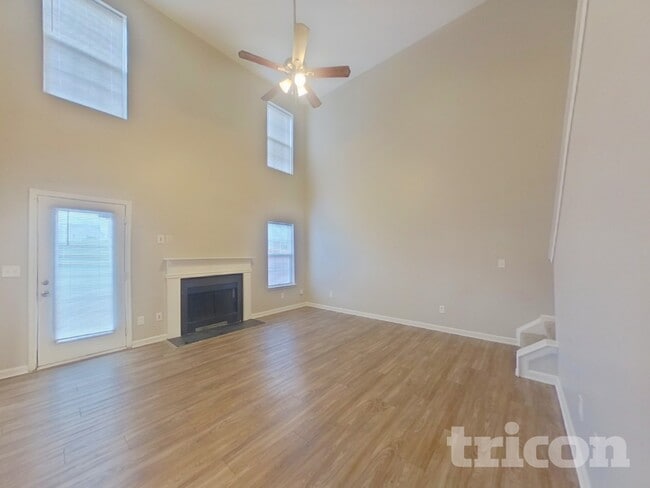 Foto del edificio - 920 Grass Hollow Ct