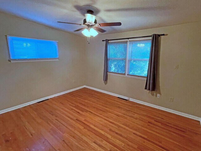 Building Photo - Charming 5 bedroom/2 bath close to UCCS