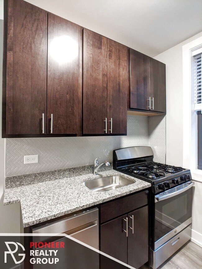 Foto del edificio - 711 W Brompton Ave