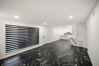 Building Photo - 2101 Fountain View Dr