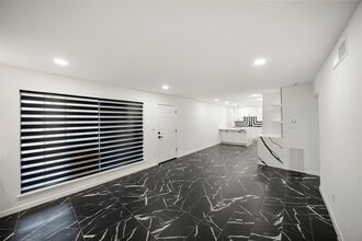 Building Photo - 2101 Fountain View Dr