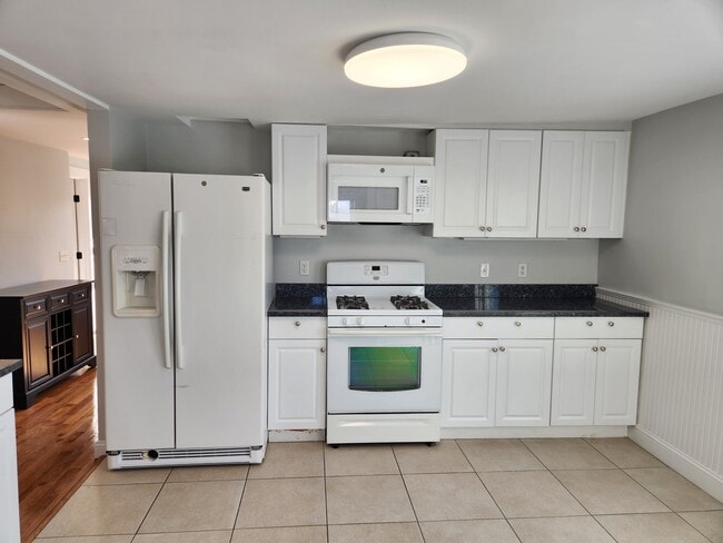 Building Photo - 17 Roundy St