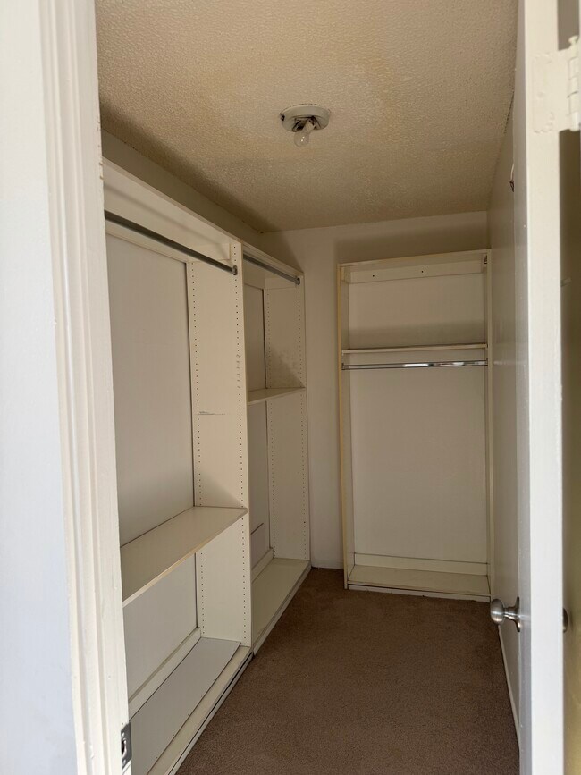 Vestidor principal - 74442 Driftwood Dr