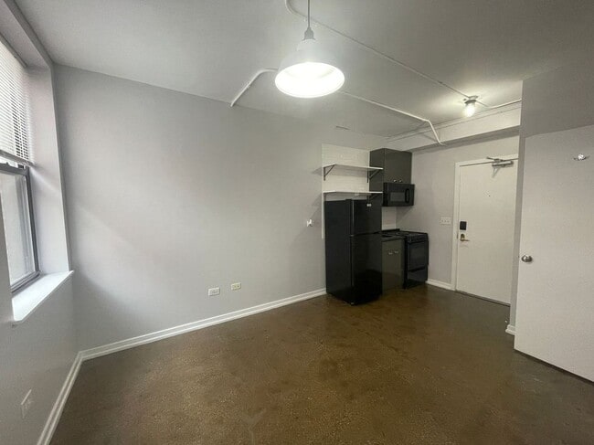 Building Photo - 1136 W Wilson Ave