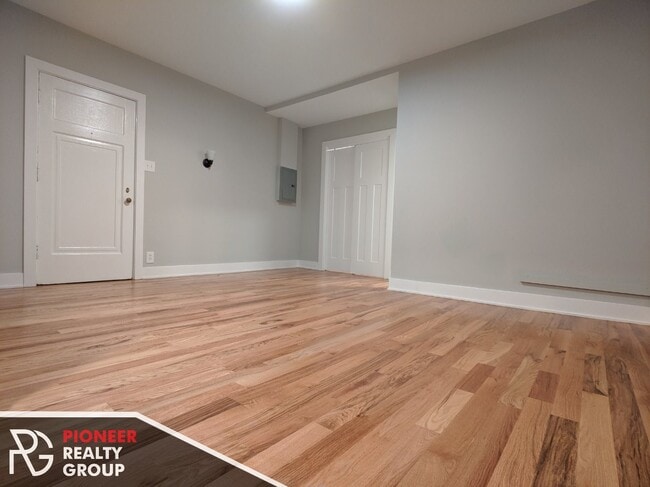Building Photo - 4542 N Damen Ave