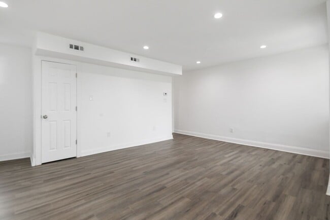 Foto del edificio - Recently Renovated 2 Bedroom Apartment Ava...