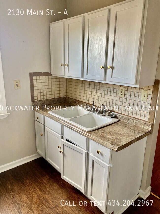 Building Photo - 3 Bedroom Downtown Apartment!