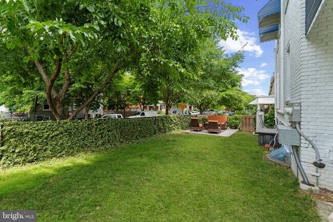 Foto del edificio - 2339 3rd St NE