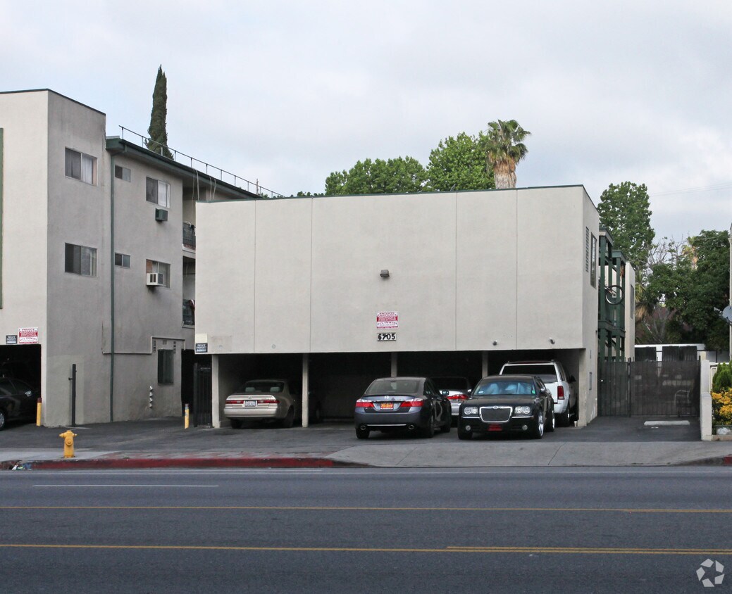 Foto del edificio - 6705 Woodman Ave
