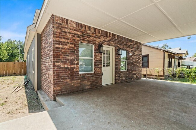 Building Photo - 2136 SW 23rd St