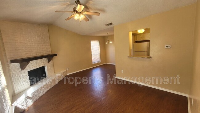 Building Photo - 1402 Darr St