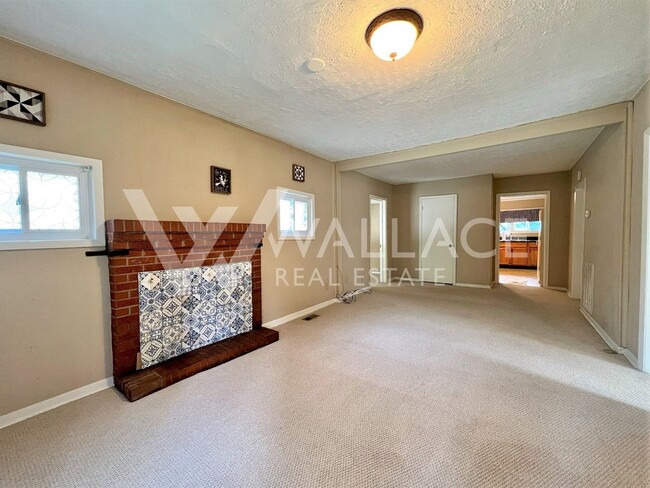 Building Photo - UPDATED 2 BEDROOM 1 BATH ON LARGE LOT IN W...