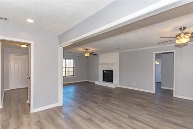 Foto del edificio - 151 Atchison Rd