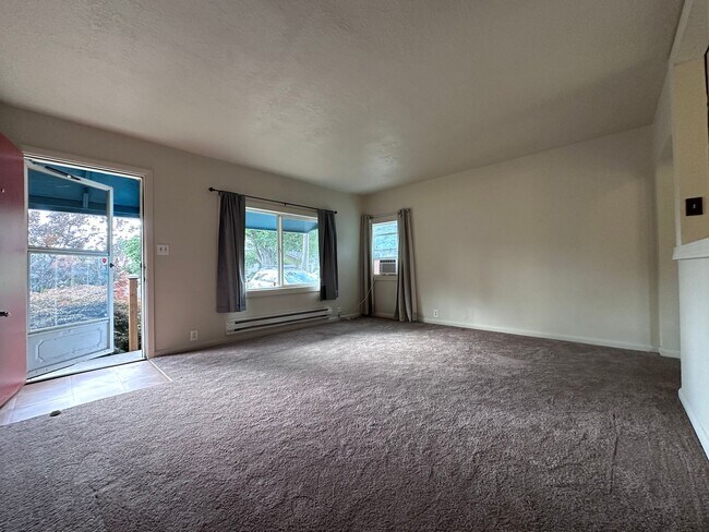 Foto del edificio - ADORABLE HOME, LARGE YARD, CLOSE TO DOWNTO...