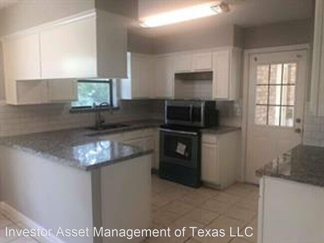 Building Photo - 2 br, 1.5 bath House - 7 Mace St