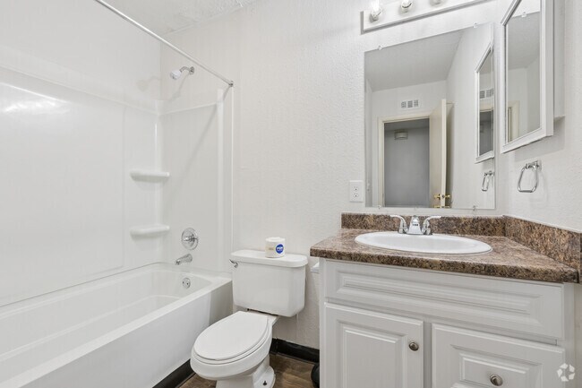 3 habitaciones, 2 baños - 1100 pies cuadrados - Baño principal - Tall Oaks Apartments
