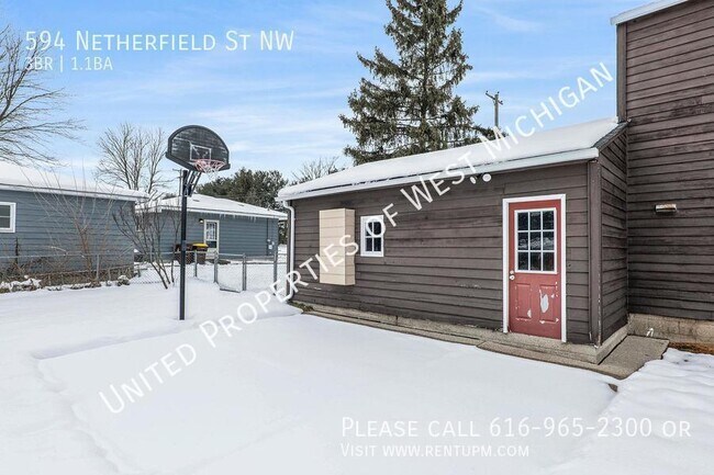 Building Photo - Available Now | Charming 3 Bed, 1.5 Bath H...