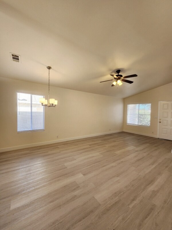 Foto del edificio - 8472 W Gilmore Ave