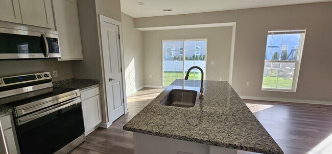 Foto del edificio - 125 Lenell Lp